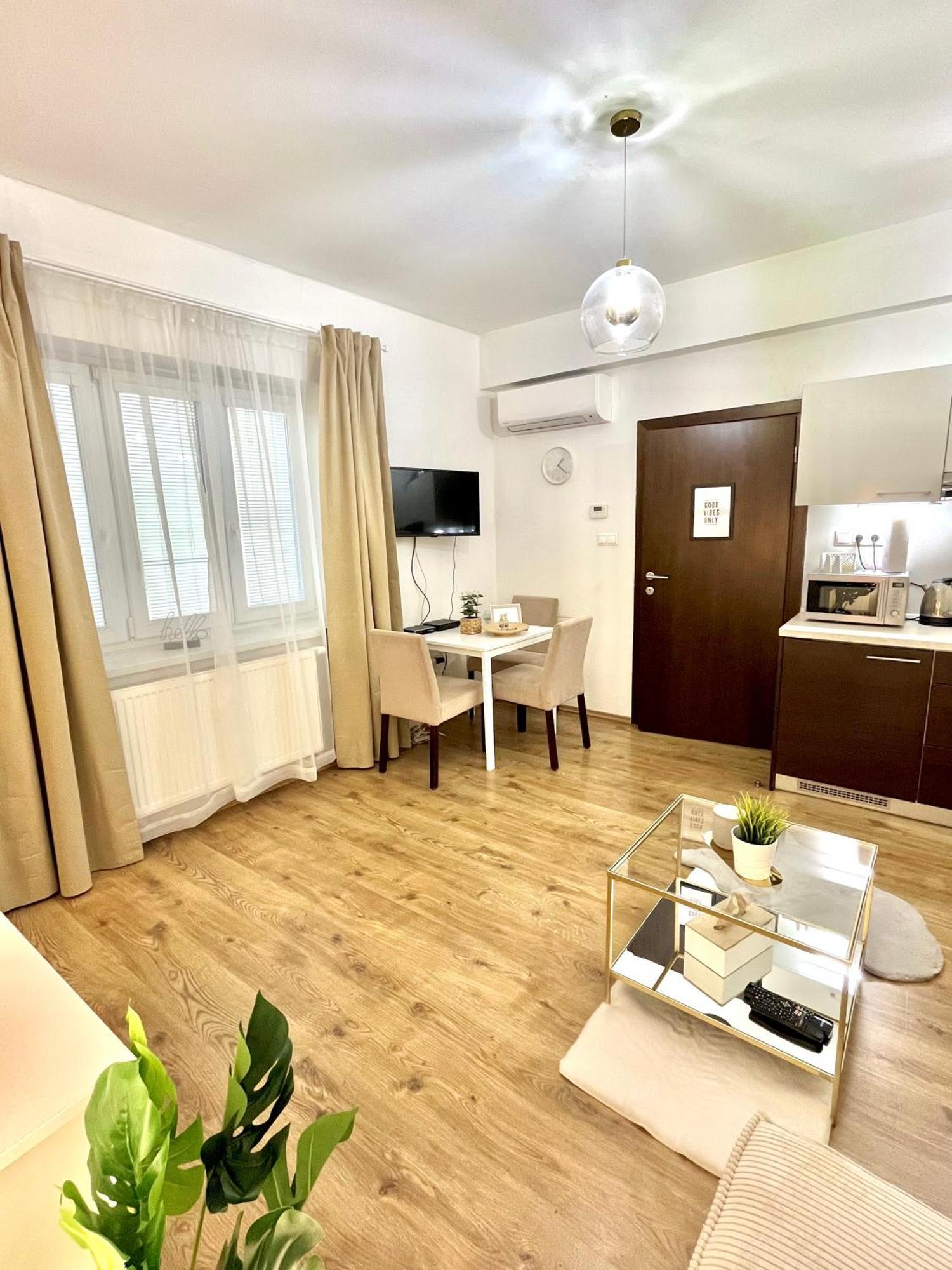Urban Jungle Apartment Old Town Air Conditioned Bratislava Exterior photo